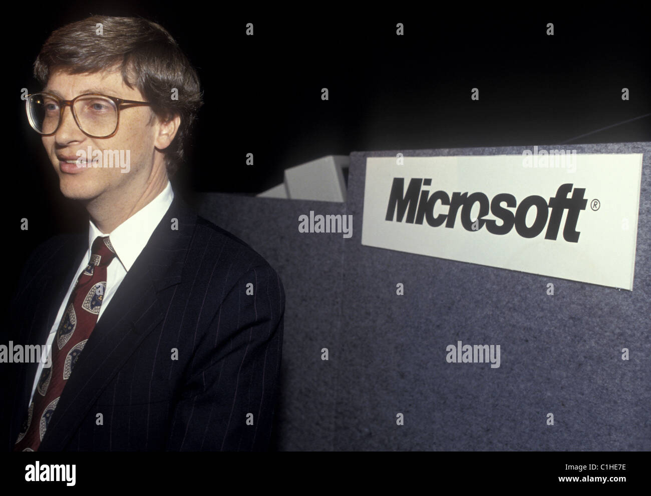 Microsoft Bill Gates pone per i fotografi prima di introdurre un nuovo software in New York, 16 settembre 1991. Foto Stock
