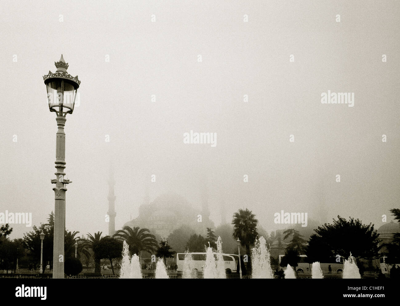 Un giorno di nebbia presso la Moschea Blu (Sultan Ahmet Camii) in Sultanhamet ad Istanbul in Turchia. Foto Stock