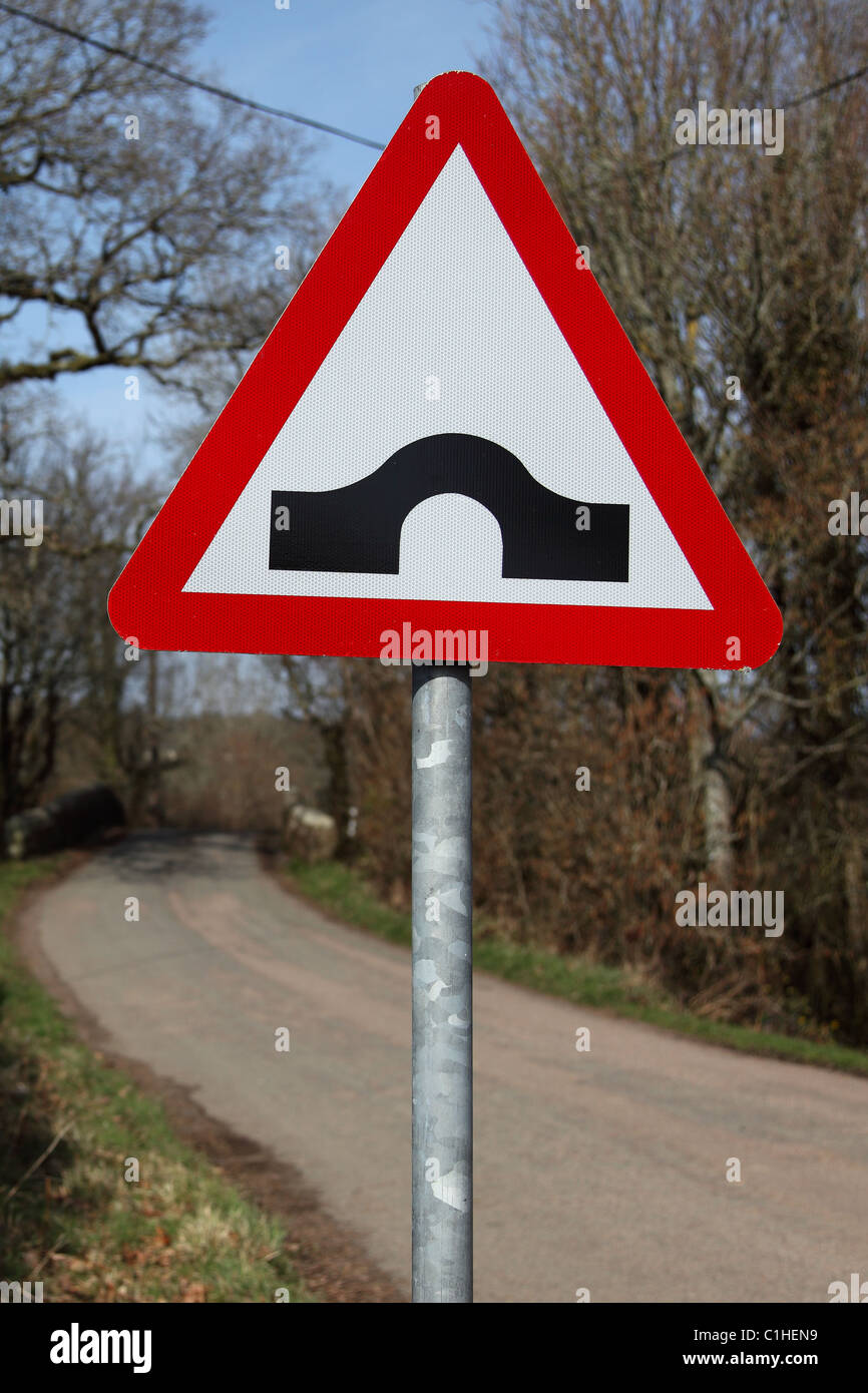Cartello stradale che mostra una cunetta ponte posteriore nella campagna  del Devon England Regno Unito Foto stock - Alamy