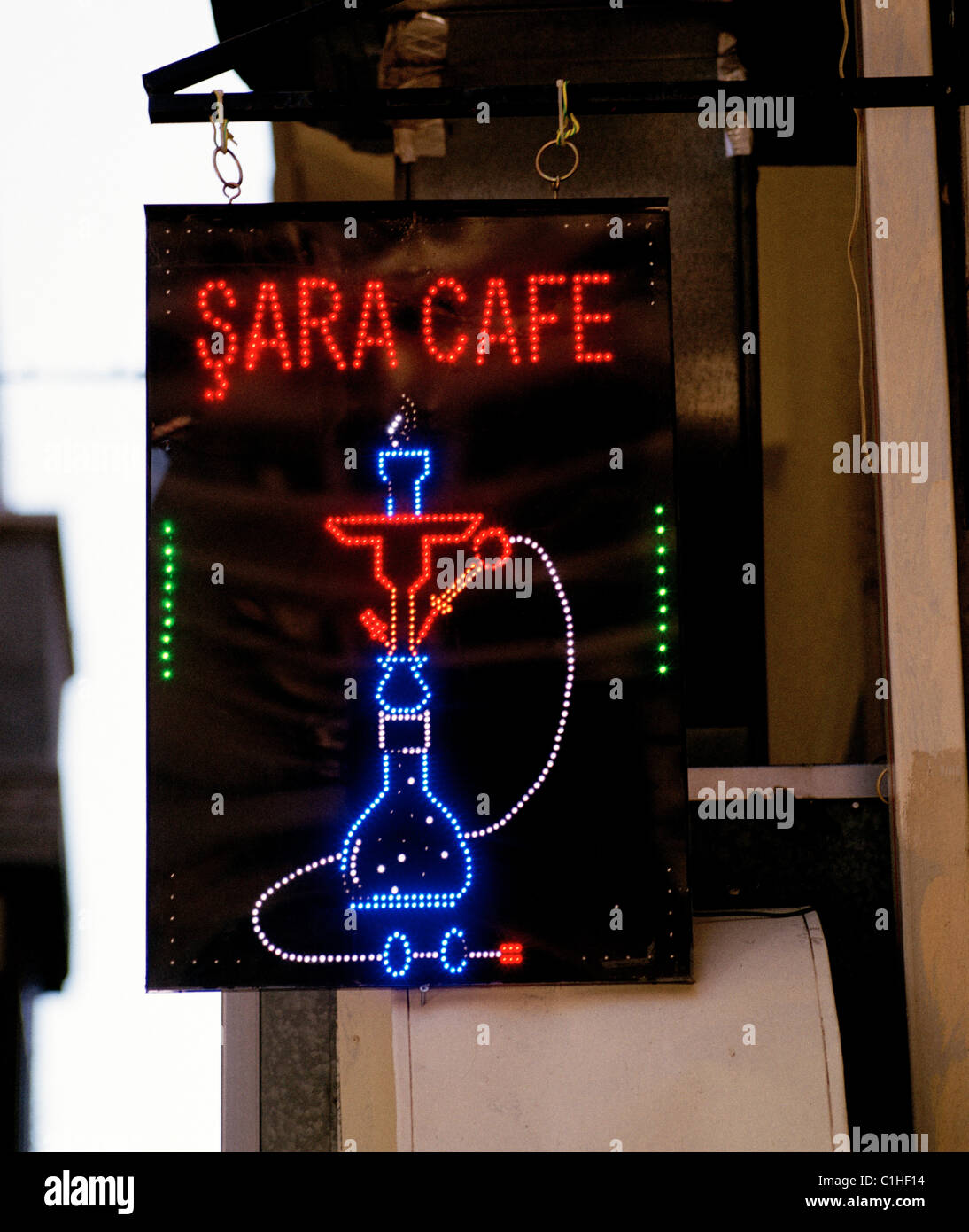 Un bar di segno al neon di una tubazione nargile in Beyoglu di Istanbul in Turchia. Foto Stock