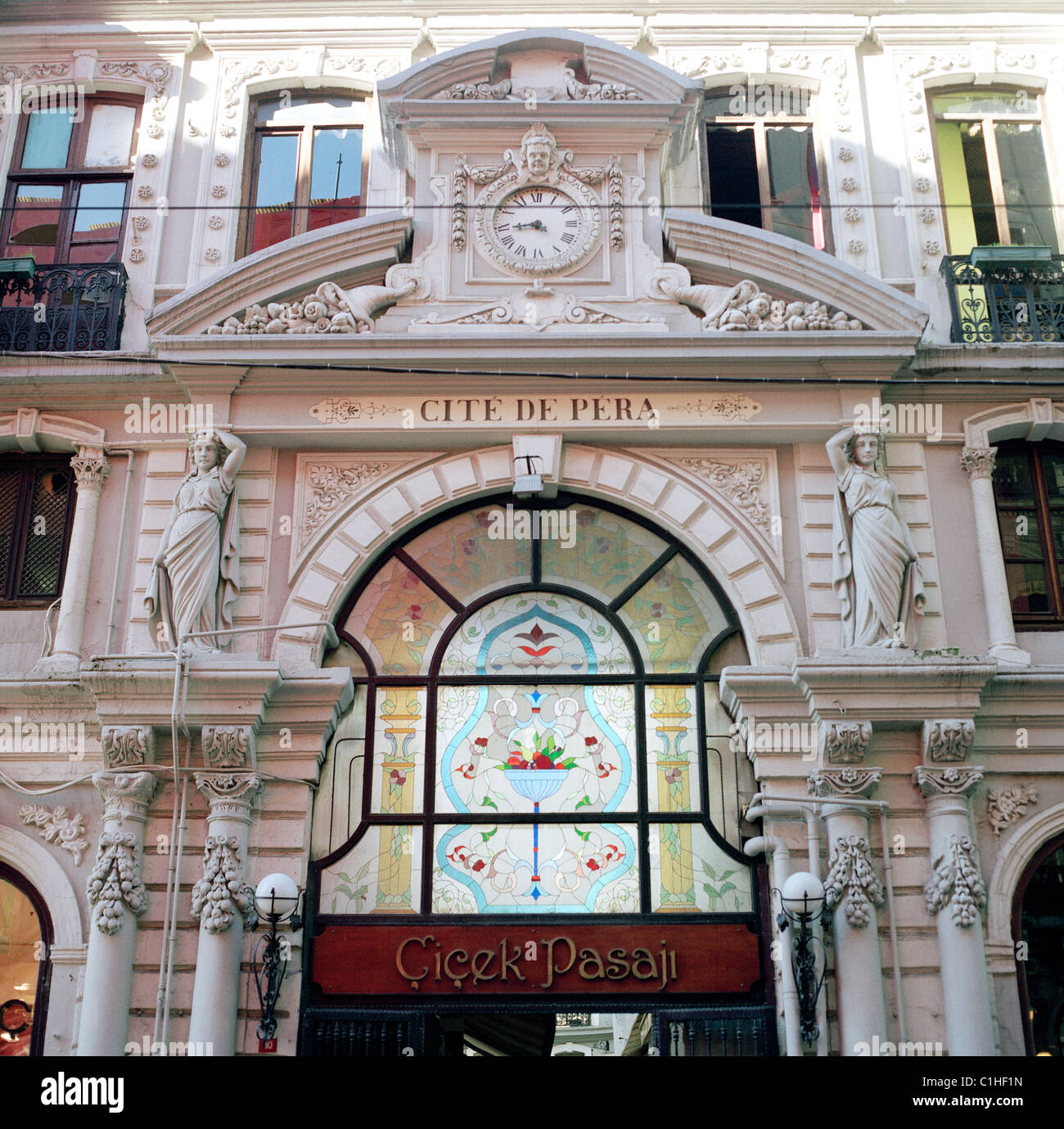 Esterno del Cicek Pasaji ( Il fiore passaggio ) Su Istiklal Caddesi a Beyoglu di Istanbul in Turchia. Foto Stock