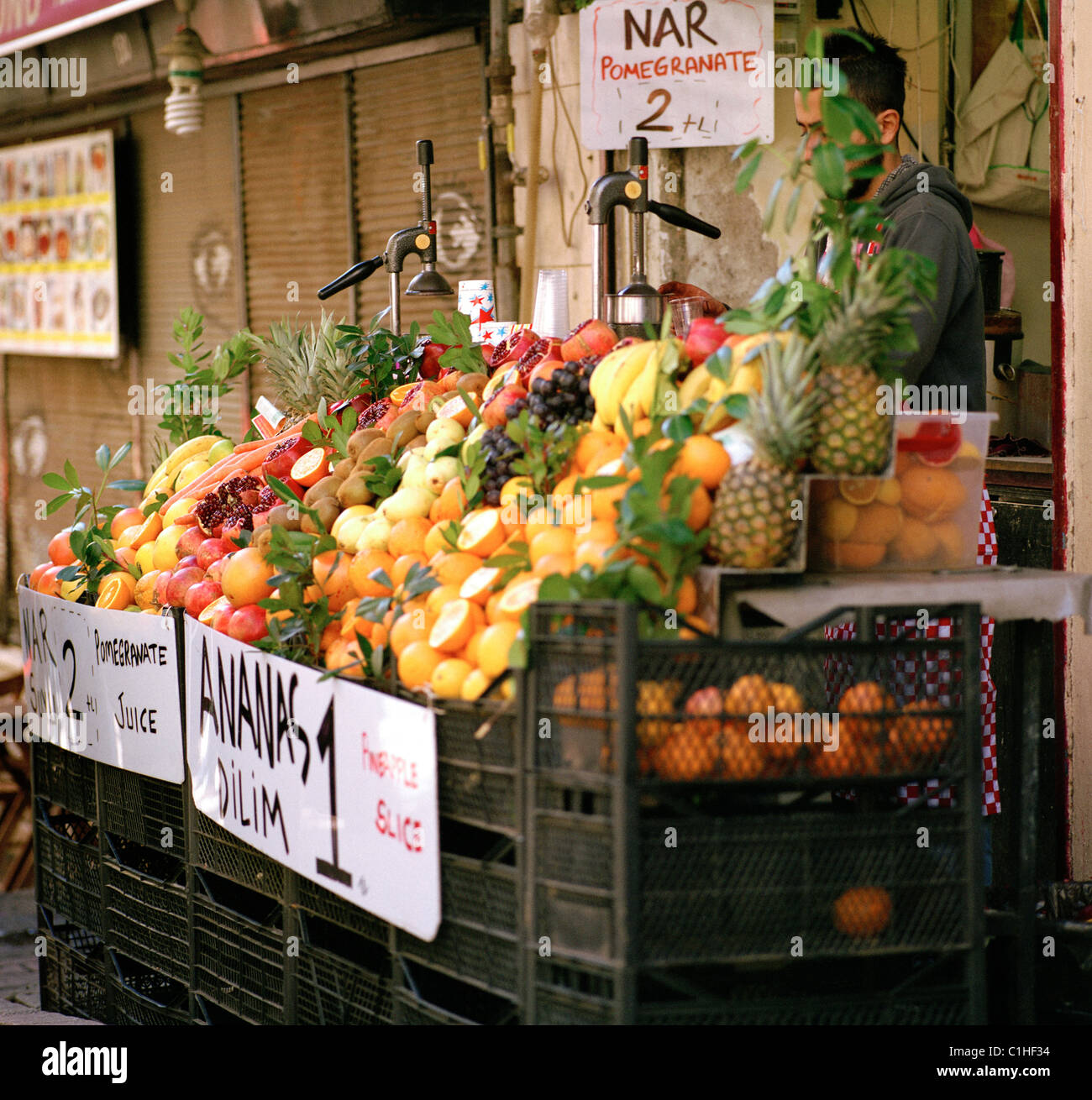 Frutta di mercato di strada in stallo Beyoglu di Istanbul in Turchia nel Medio Oriente asiatico. Fresco il cibo di Commercio turco organico di viaggio Foto Stock