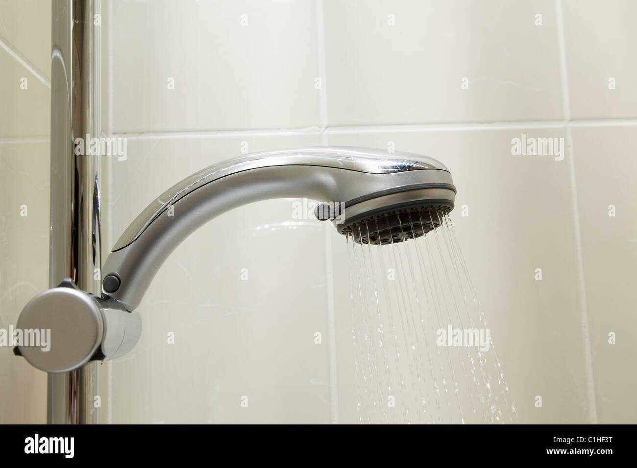 L'acqua scorre da una testa di doccia Foto Stock