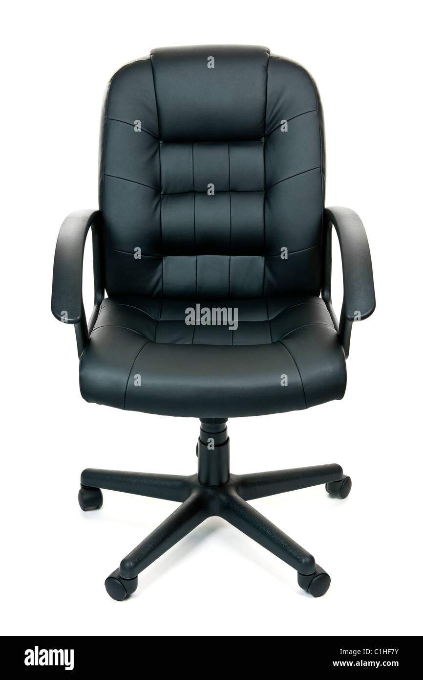 In pelle nera ufficio responsabili sedia girevole isolati su sfondo bianco Foto Stock