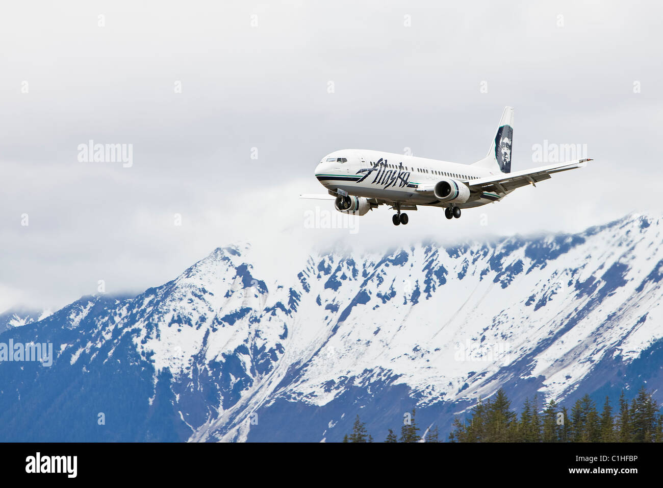 Un Alaska Airlines Boeing 737 sull approccio al Merle K. (Mudhole) Smith Airport a Cordova, Alaska. Foto Stock