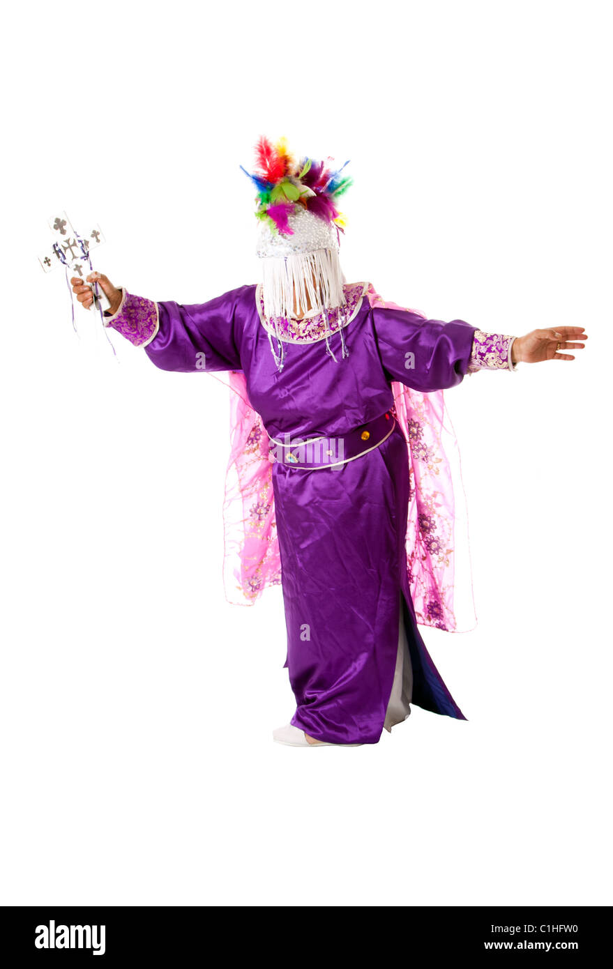 Religiosa ispanica cattolica cristiana danza di folklore che assomiglia a dio facendo un esorcismo, isolata. Foto Stock