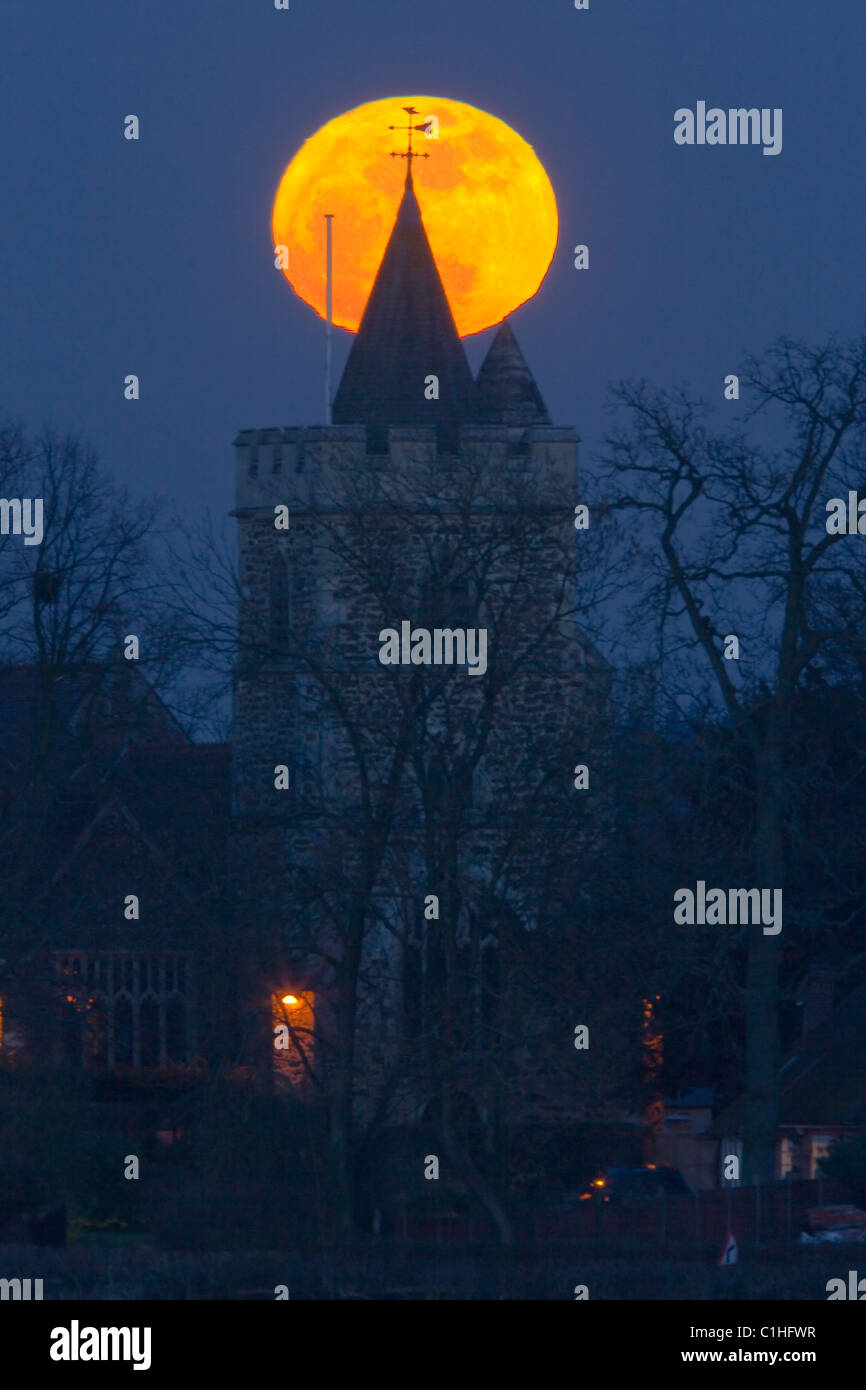 Super luna salire oltre Warfield Chiesa, Warfield, Bracknell, Berkshire, Regno Unito Foto Stock