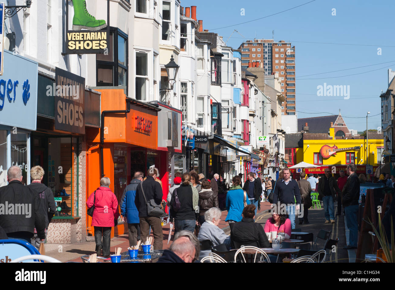 Persone in Brighton, East Sussex, Inghilterra, nei primi giorni di sole primaverile in Gardner Street a Nord corsie area della città. Foto Stock