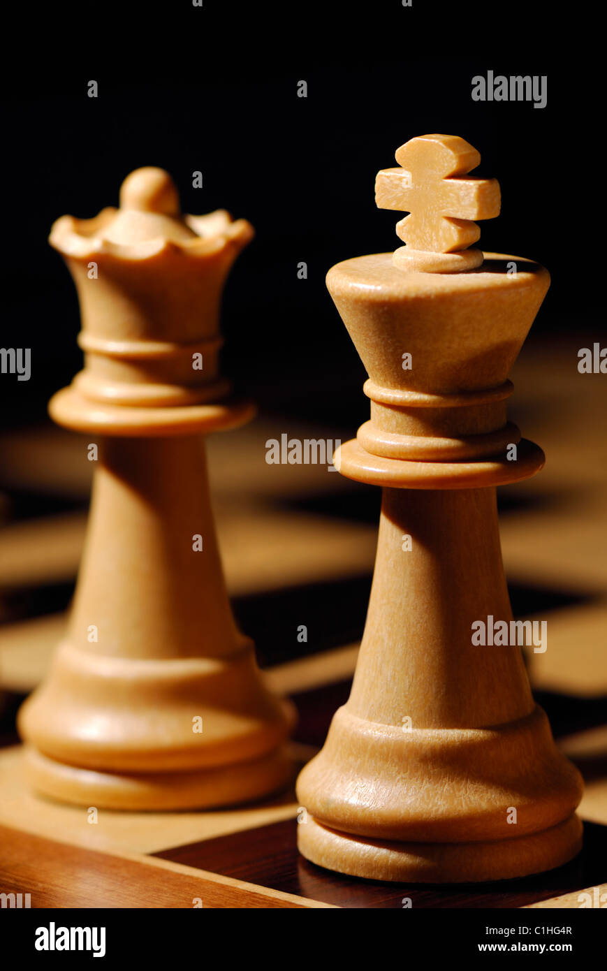 L'immagine mostra un bianco a scacchi il Re e la regina Foto Stock