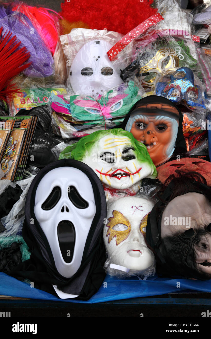 Una varietà di maschere di gomma e una maschera di plastica bianca Ghostface dei film Scream in vendita in una bancarella del mercato per Halloween, la Paz, Bolivia Foto Stock