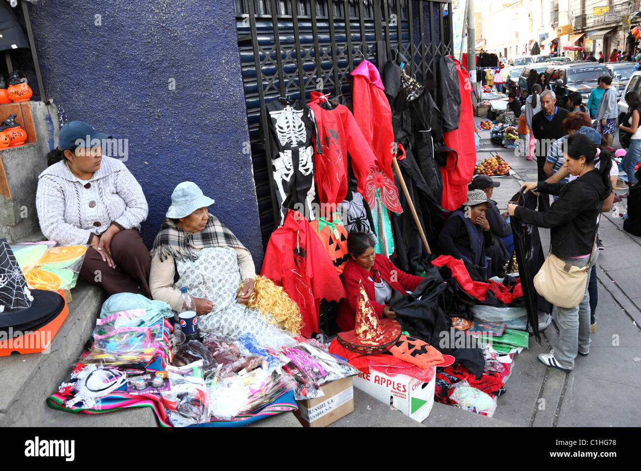 Donne che vendono costumi e maschere al mercato di strada per Halloween, la Paz , Bolivia Foto Stock