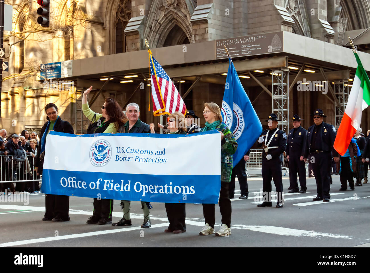 17 Marzo 2011 - New York: U.S. Delle dogane e della protezione delle frontiere 'Ufficio di operazioni sul campo' marciando nella festa di San Patrizio Parade Foto Stock