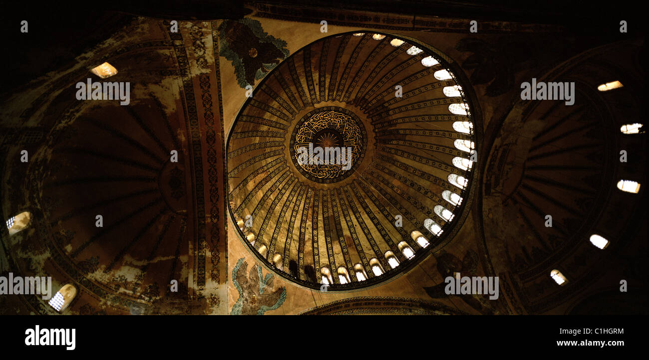La cupola all'interno della Haghia Sophia ( Aya Sofya ) ad Istanbul in Turchia. Foto Stock