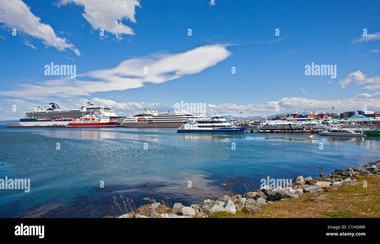 Le navi nel porto commerciale di Ushuaia, Tierra del Fuego, Argentina Foto Stock