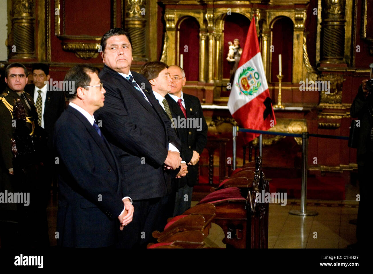 Il presidente del Perù Alan Garcia con ambasciatore giapponese Takako Akamine nel cathedtal di Lima, Peru'. Foto Stock