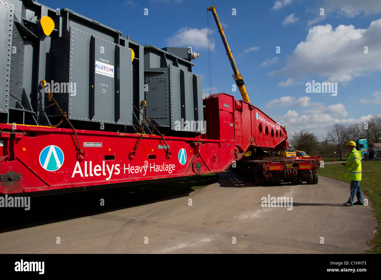 Lo scarico di Alstom National Grid trasformatore elettrico, Preston da la chiatta Terra Marique sul fiume Ribble, Lancashire, Regno Unito Foto Stock