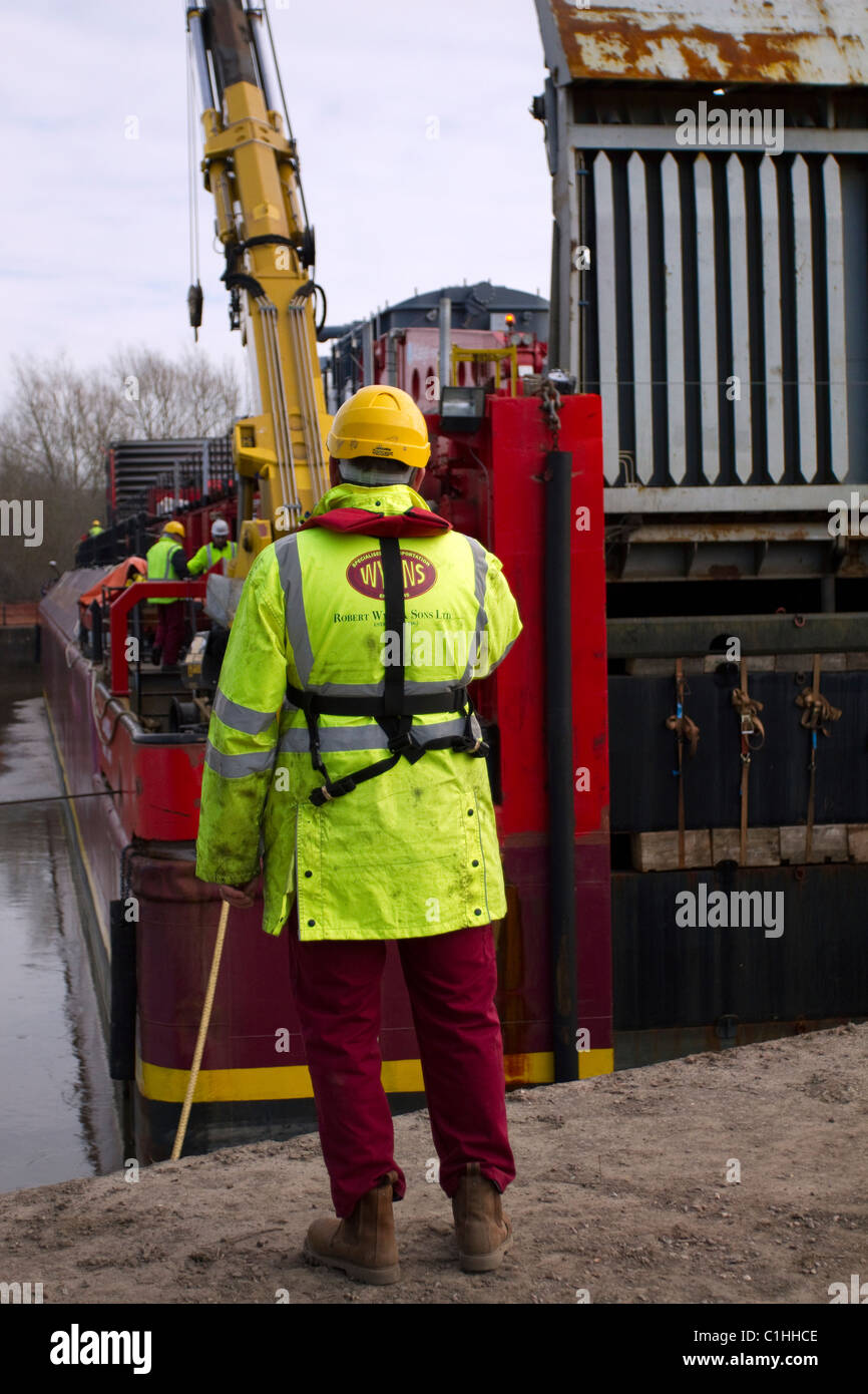 Lo scarico di Alstom National Grid trasformatore elettrico, Preston da la chiatta Terra Marique sul fiume Ribble, Lancashire, Regno Unito Foto Stock