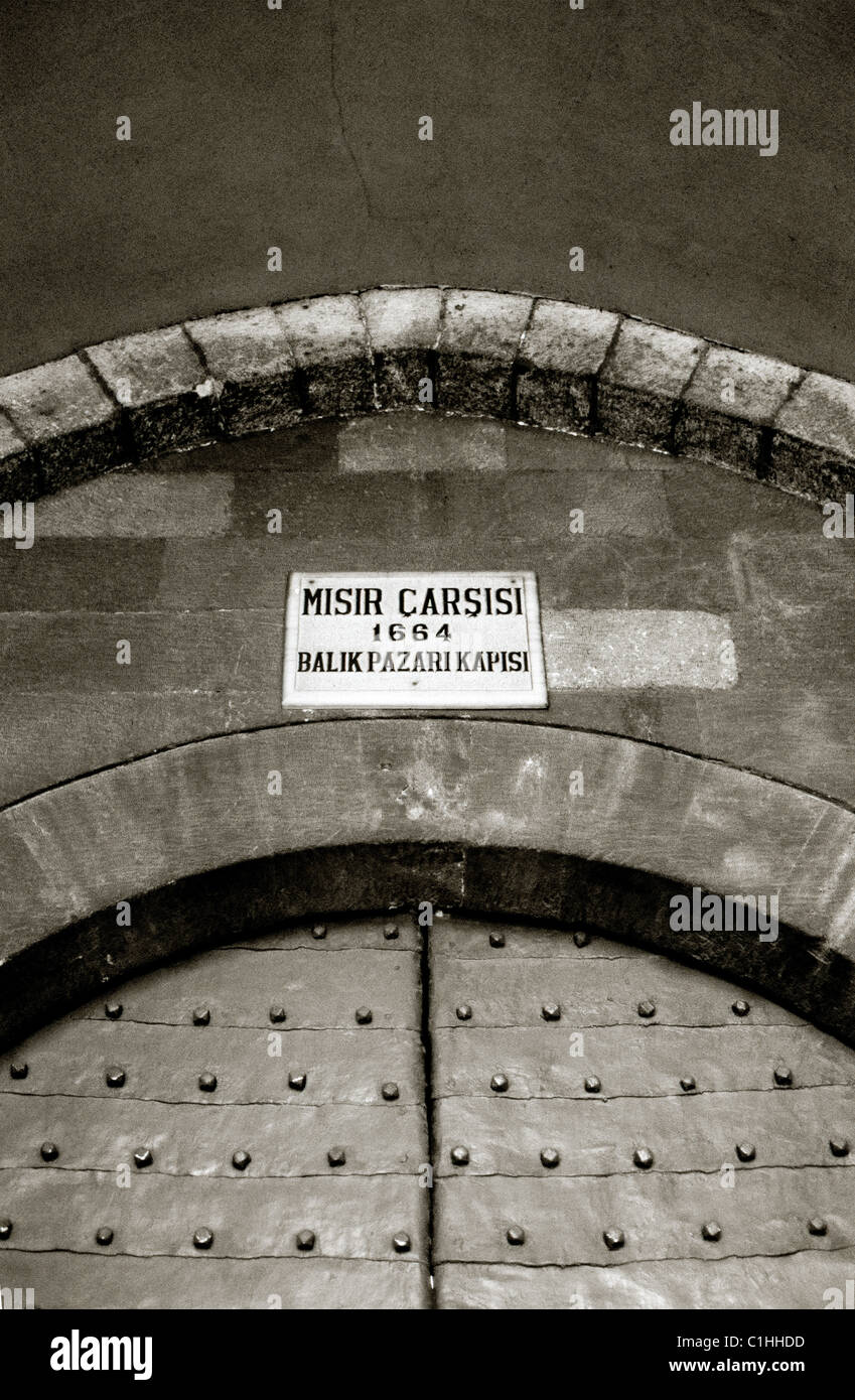 Una porta del Bazar delle Spezie ( Misir Carsi ) ad Istanbul in Turchia. Foto Stock