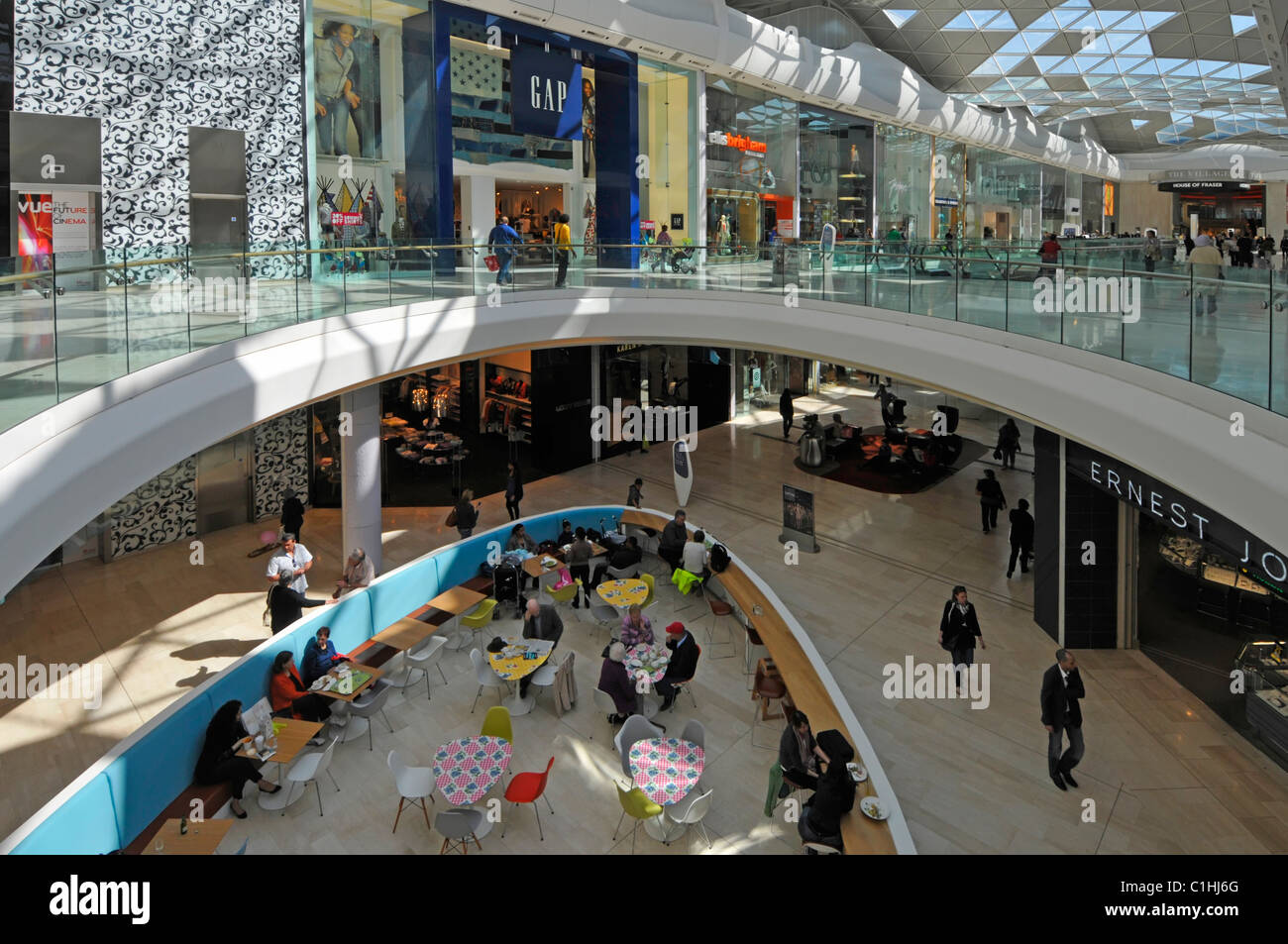 Affacciato sui due piani dello shopping, con vista interna del centro commerciale di Londra presso il centro commerciale Westfield, Shepherds Bush, White City, Londra, Inghilterra, Regno Unito Foto Stock