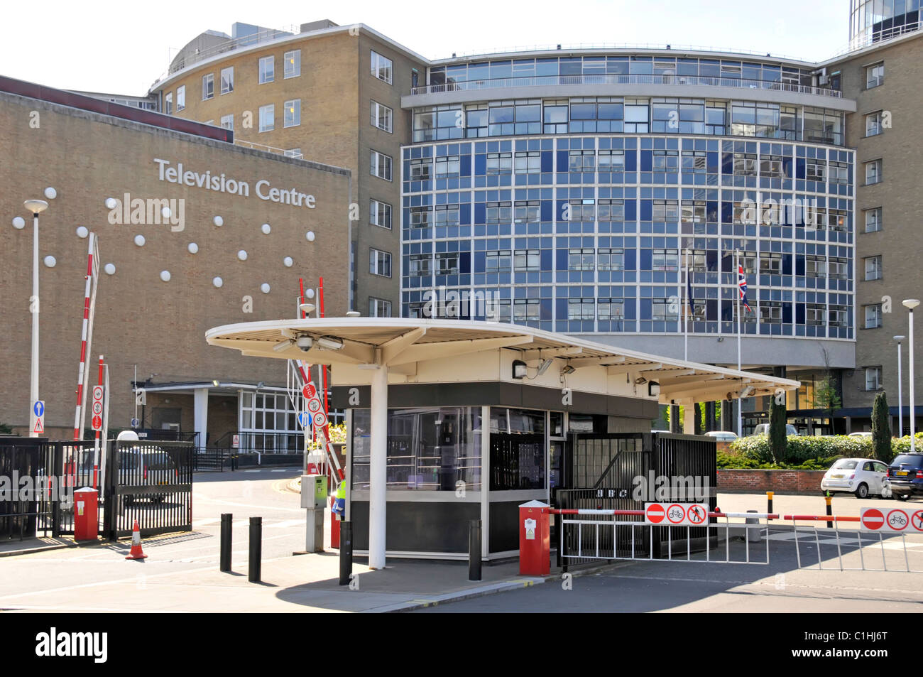 London street scene ingresso alla BBC Television Centre edificio con sicurezza gatehouse per veicolo uscita e ingresso Città Bianca Londra Inghilterra REGNO UNITO Foto Stock