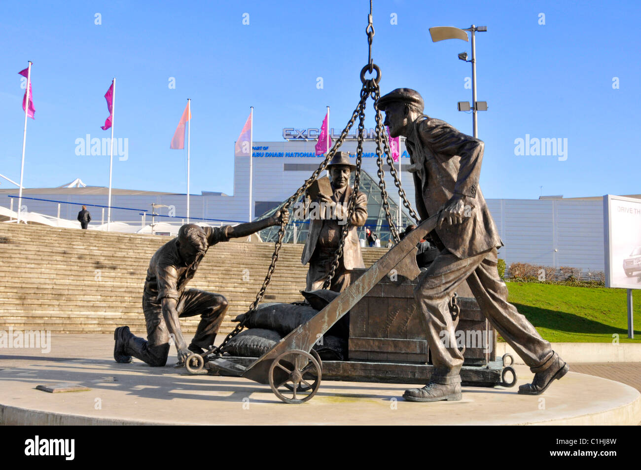 Scultura di carenaggio al di fuori di Londra centro espositivo Excel nei Docklands intitolata "sbarcati' da Les Johnson Foto Stock