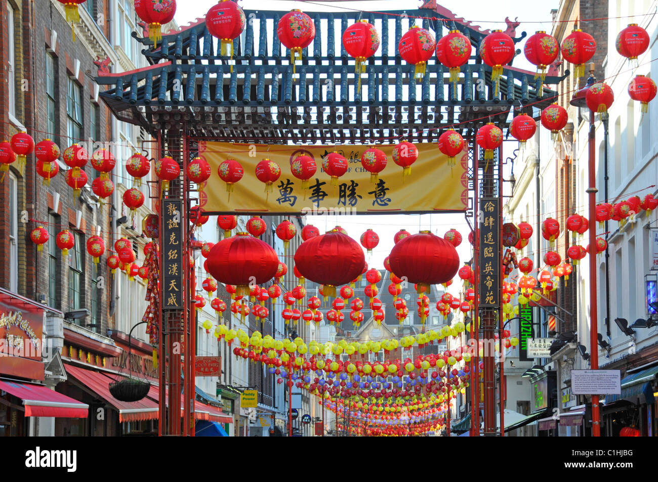 Chinatown paesaggio urbano Londra West End Street scena cinese colorato Decorazioni delle lanterne e porta d'ingresso a China Town Gerrard Street England REGNO UNITO Foto Stock