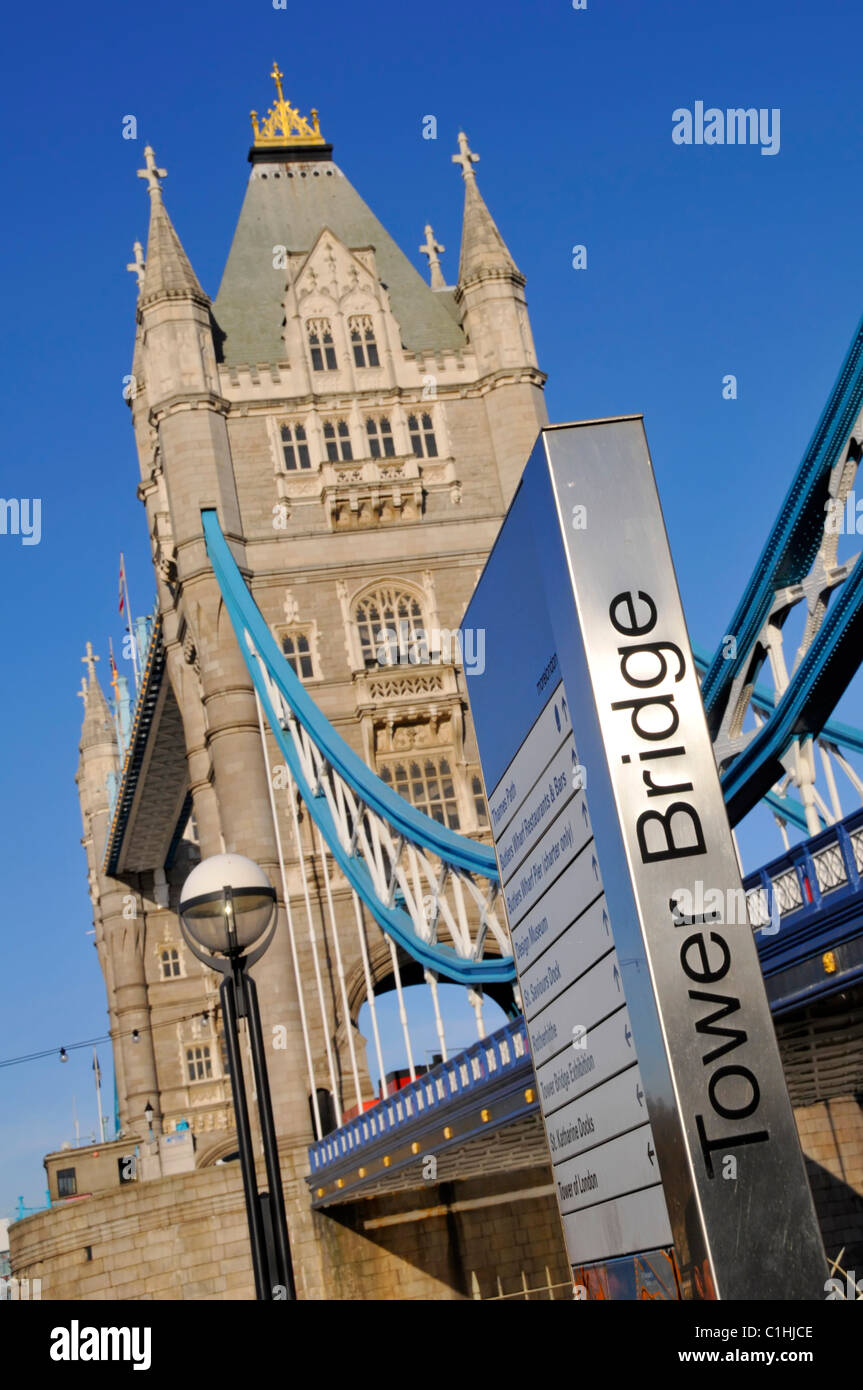 Scena di strada moderna leggibili London street segno posto accanto a iconico storica torre Ponte sul cielo blu giorno Tower Bridge Road Southwark England Regno Unito Foto Stock