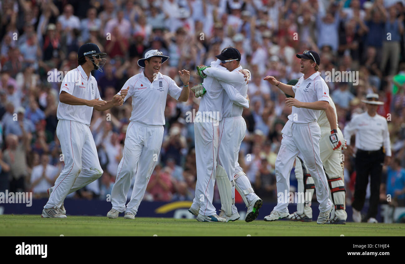 Graeme Swann si congratula dopo il licenziamento di Simon Katich durante il quinto ceneri test match al ovale, Londra, Inghilterra. Foto Stock