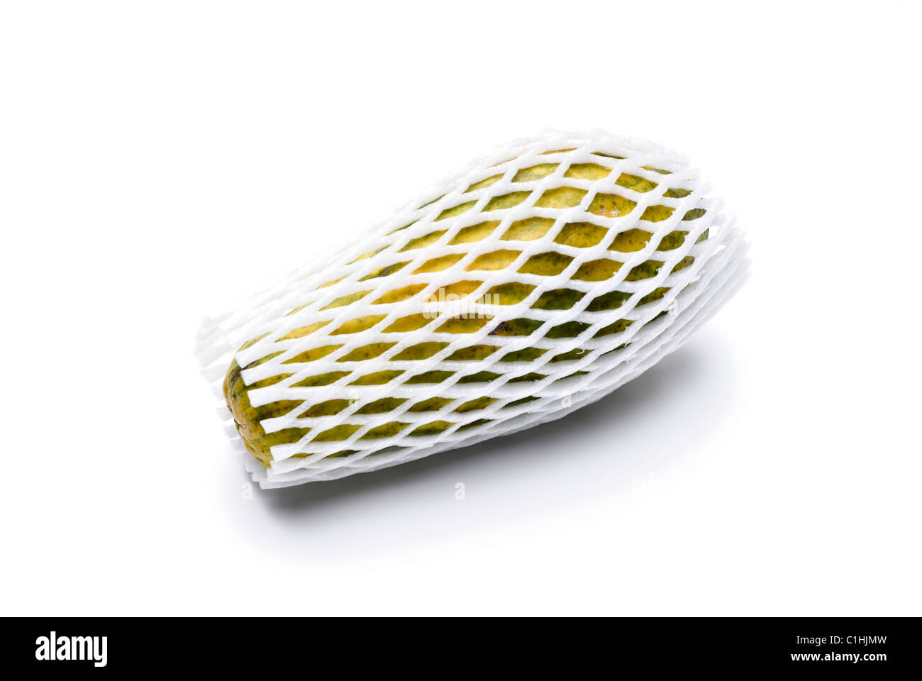 La papaia frutti con protezione per il trasporto, isolato su bianco con ombra Foto Stock