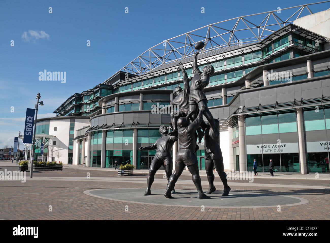 Il 27ft tall scultura in bronzo di Gerald Laing, raffigurante un rugby line-out, al di fuori di Twickenham Rugby Stadium, Londra, Regno Unito. Foto Stock
