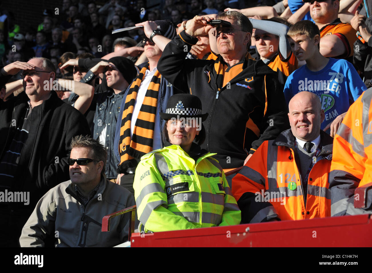 Una donna di polizia e il calcio steward nella folla di calcio regno unito Foto Stock