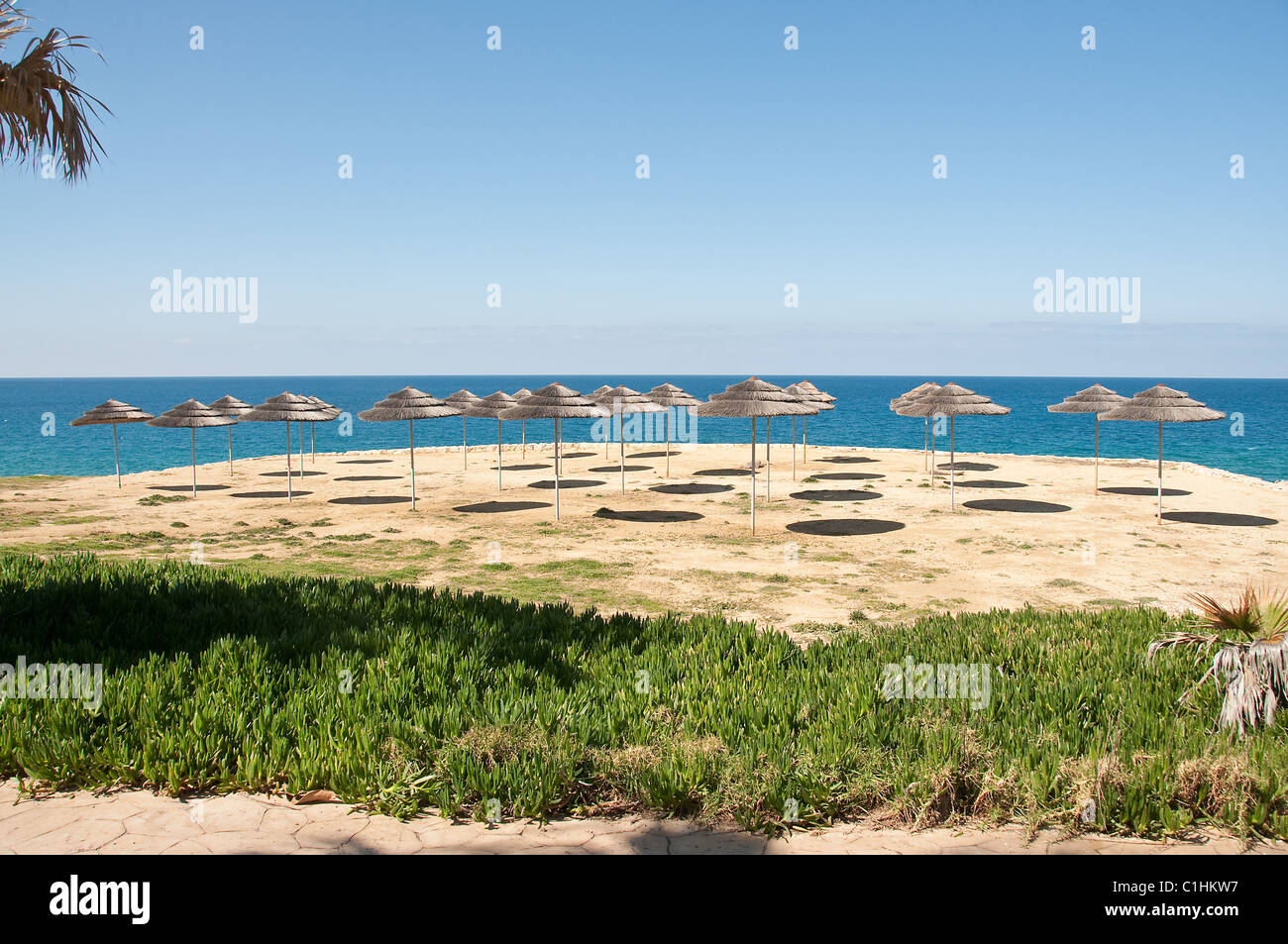 Ombrelloni da spiaggia di sabbia a Paphos Pafos Cipro Foto Stock