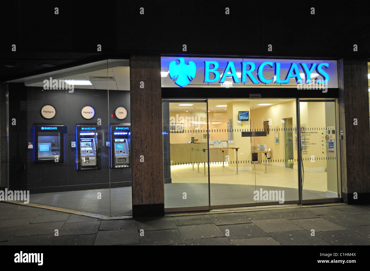 Barclays Bank di notte le macchine di contanti neon Foto Stock