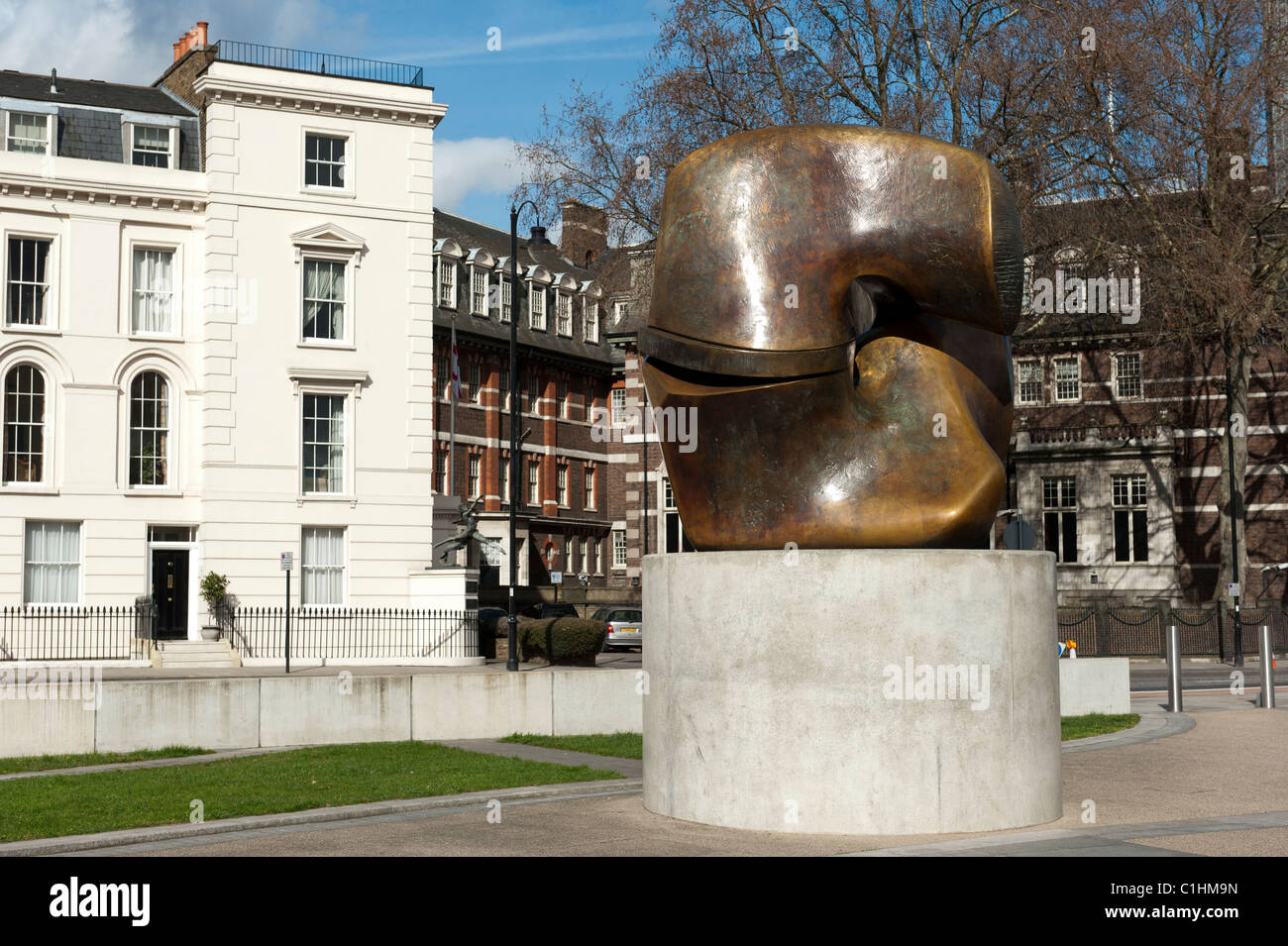 Pezzo di bloccaggio scultura, Henry Moore. Millbank, London. Presentato alla Tate dall'artista 1978. Foto Stock