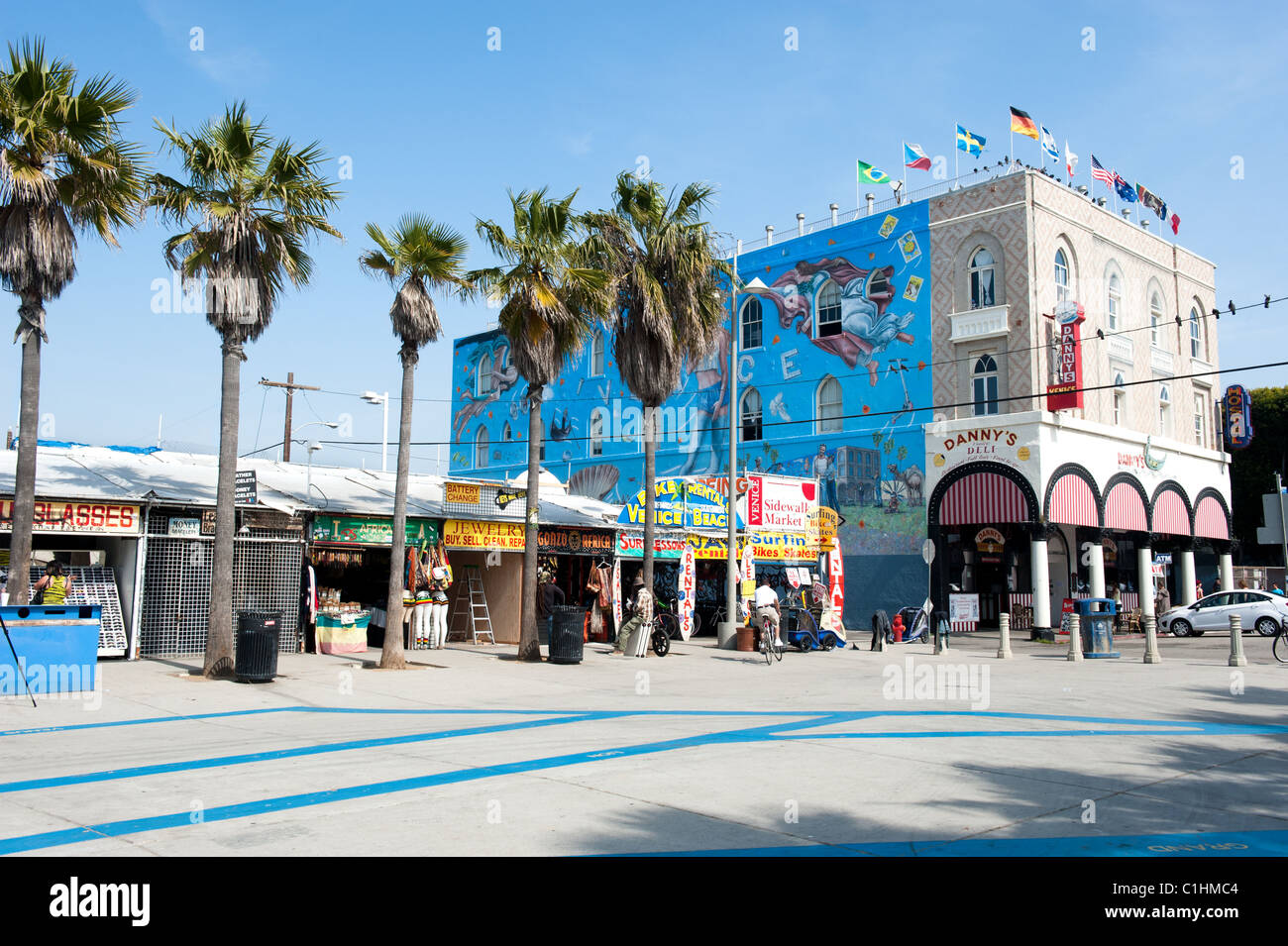 Famosa in tutto il mondo Venice Beach Boardwalk ospita quasi due chilometri di negozi, ristoranti e venditori ambulanti Foto Stock