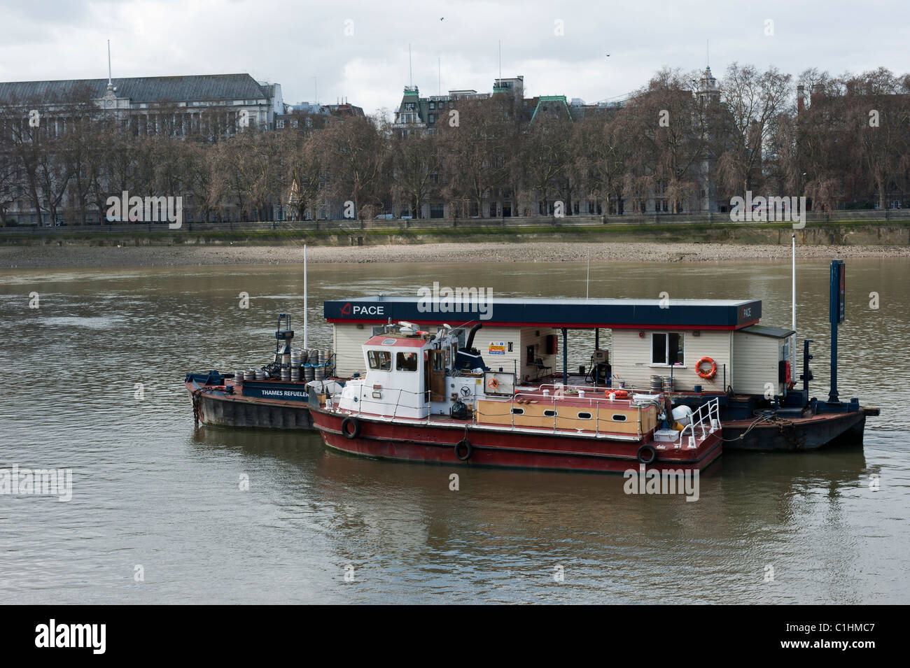 Il rifornimento di carburante barcone sul Tamigi, a fianco del Albert Embankment, Lambeth, Londra Foto Stock