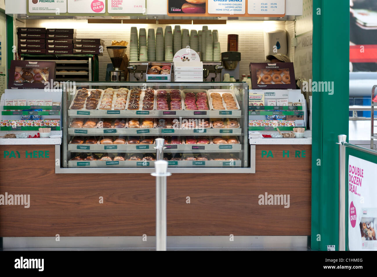 Krispy Kreme ciambella kiosk presso la stazione di Waterloo, Londra Foto Stock