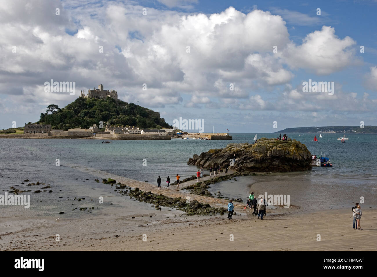 Persone tourist per vacanza sulla spiaggia e la Causeway a St Michaels mount Marazion Cornovaglia Foto Stock