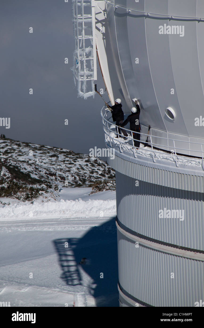 Il team operativo è la pulizia della cupola del telescopio da ghiaccio e neve in inverno al WHT (La Palma, Spagna). Foto Stock