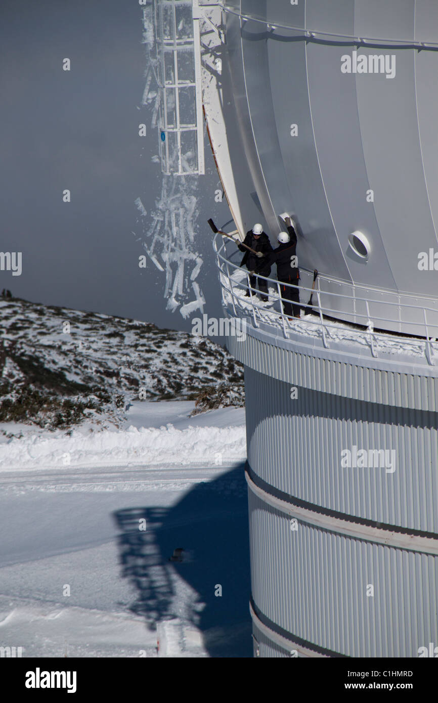 Il team operativo è la pulizia della cupola del telescopio da ghiaccio e neve in inverno al WHT (La Palma, Spagna). Foto Stock