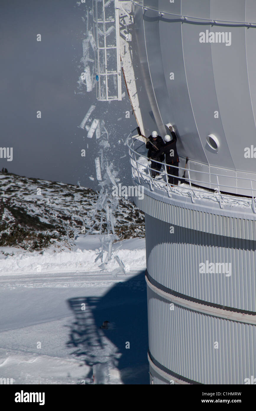 Il team operativo è la pulizia della cupola del telescopio da ghiaccio e neve in inverno al WHT (La Palma, Spagna). Foto Stock
