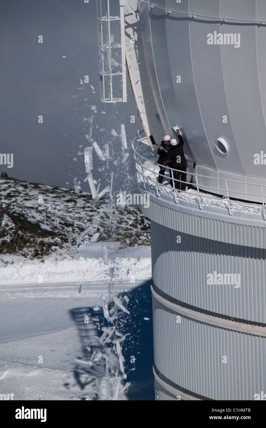 Il team operativo è la pulizia della cupola del telescopio da ghiaccio e neve in inverno al WHT (La Palma, Spagna). Foto Stock