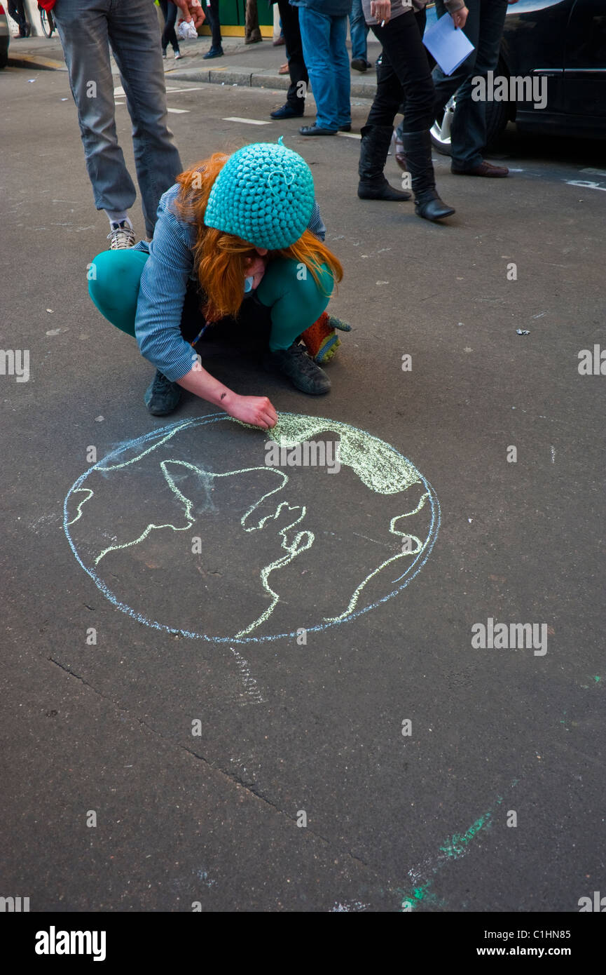Parigi, Francia, popolazione francese che dimostra contro il nucleare, Woman Drawing Globe, Global Warming Demo; attivista femminile, problema globale Foto Stock