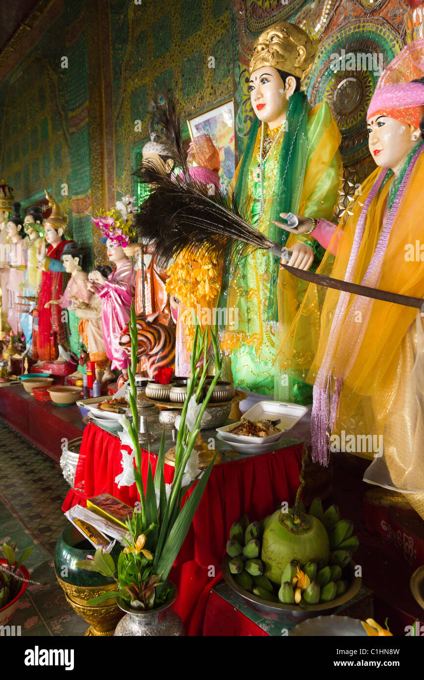 Visualizzazione delle statue di nat, guardian spiriti, Taung Kalat , il Monte Popa, Myanmar Foto Stock