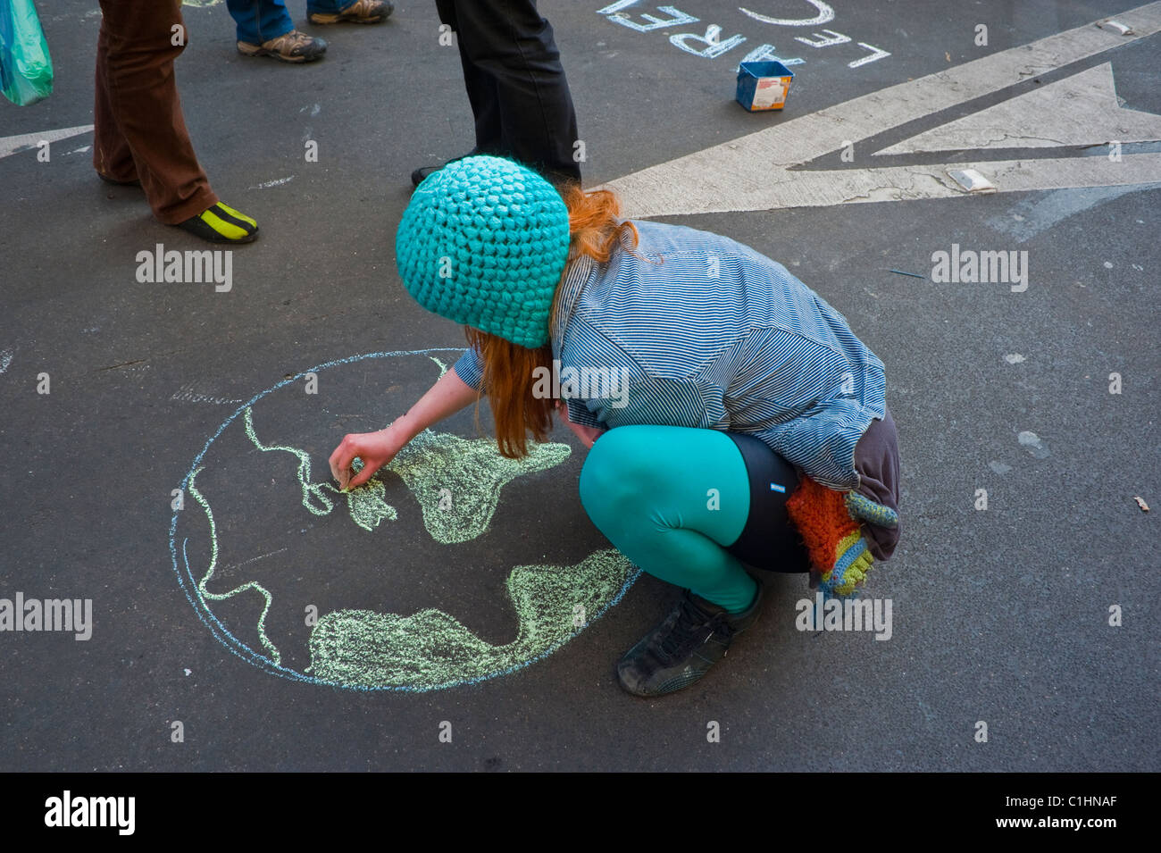 Parigi, Francia, cittadini francesi che manifestano contro il nucleare, Donna disegno globo sul terreno, ambientale francia attivismo arte di strada, problema globale Foto Stock