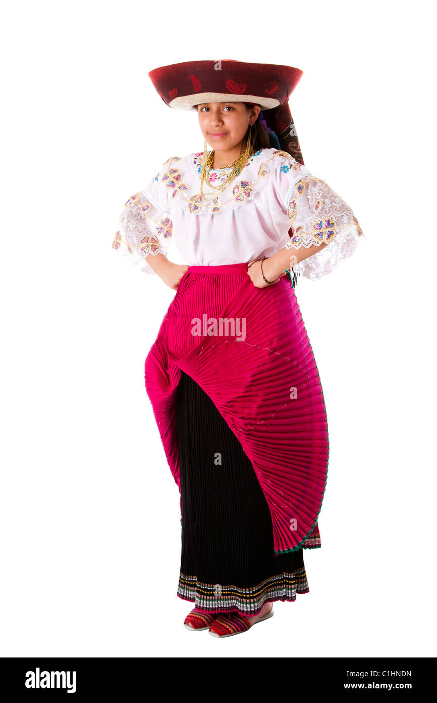 Felice bella ragazza indiana dalle Ande, Ecuador, Perù o Bolivia con il folklore dei vestiti e hat standing, isolata. Foto Stock
