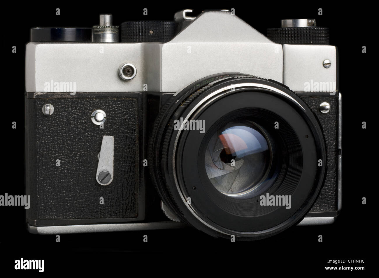 Vecchio usato SLR Fotocamera isolate su nero Foto Stock