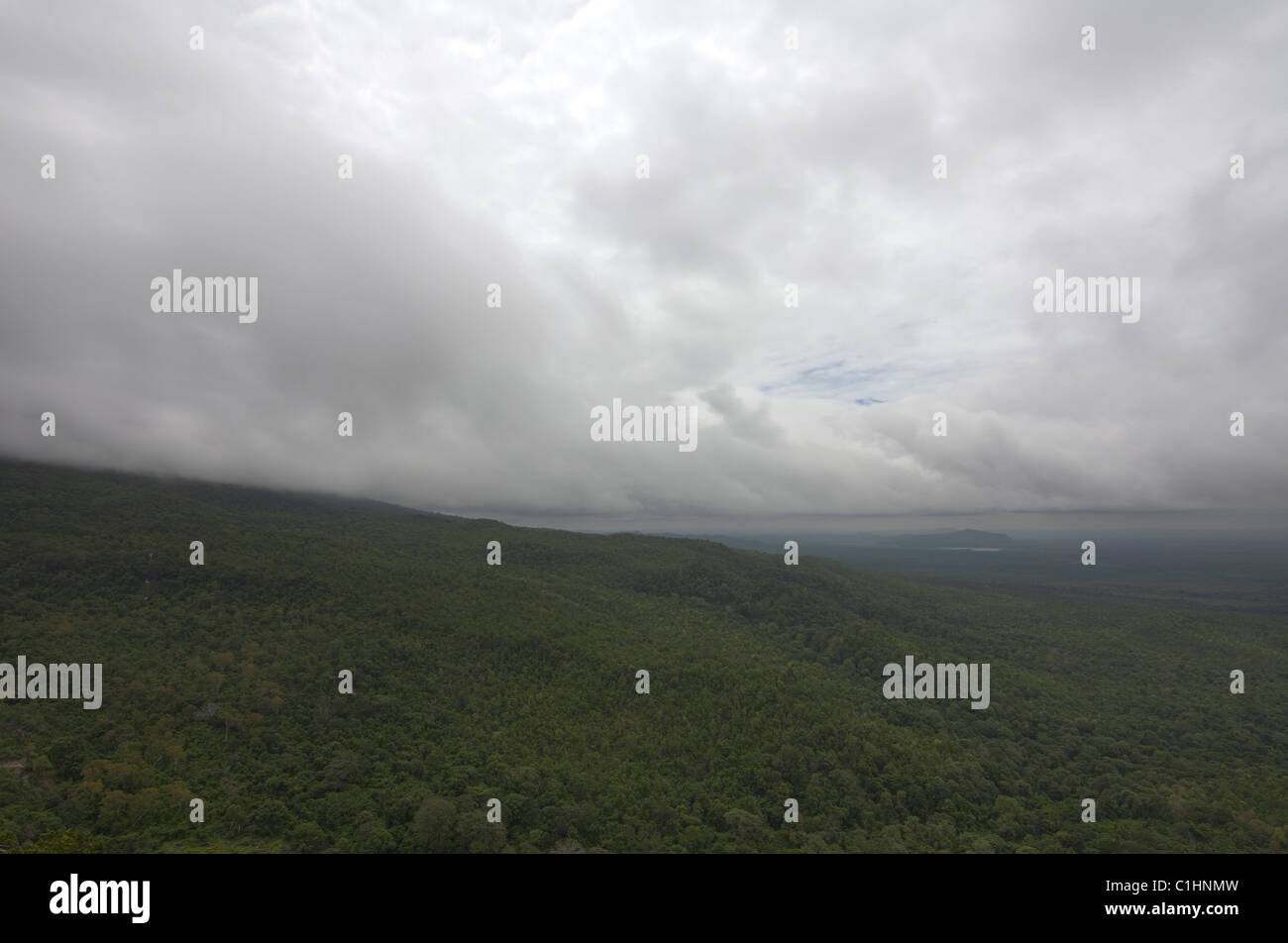 Paesaggio nuvoloso, vista dalla cima del Monte Popa, Birmania Myanmar Foto Stock