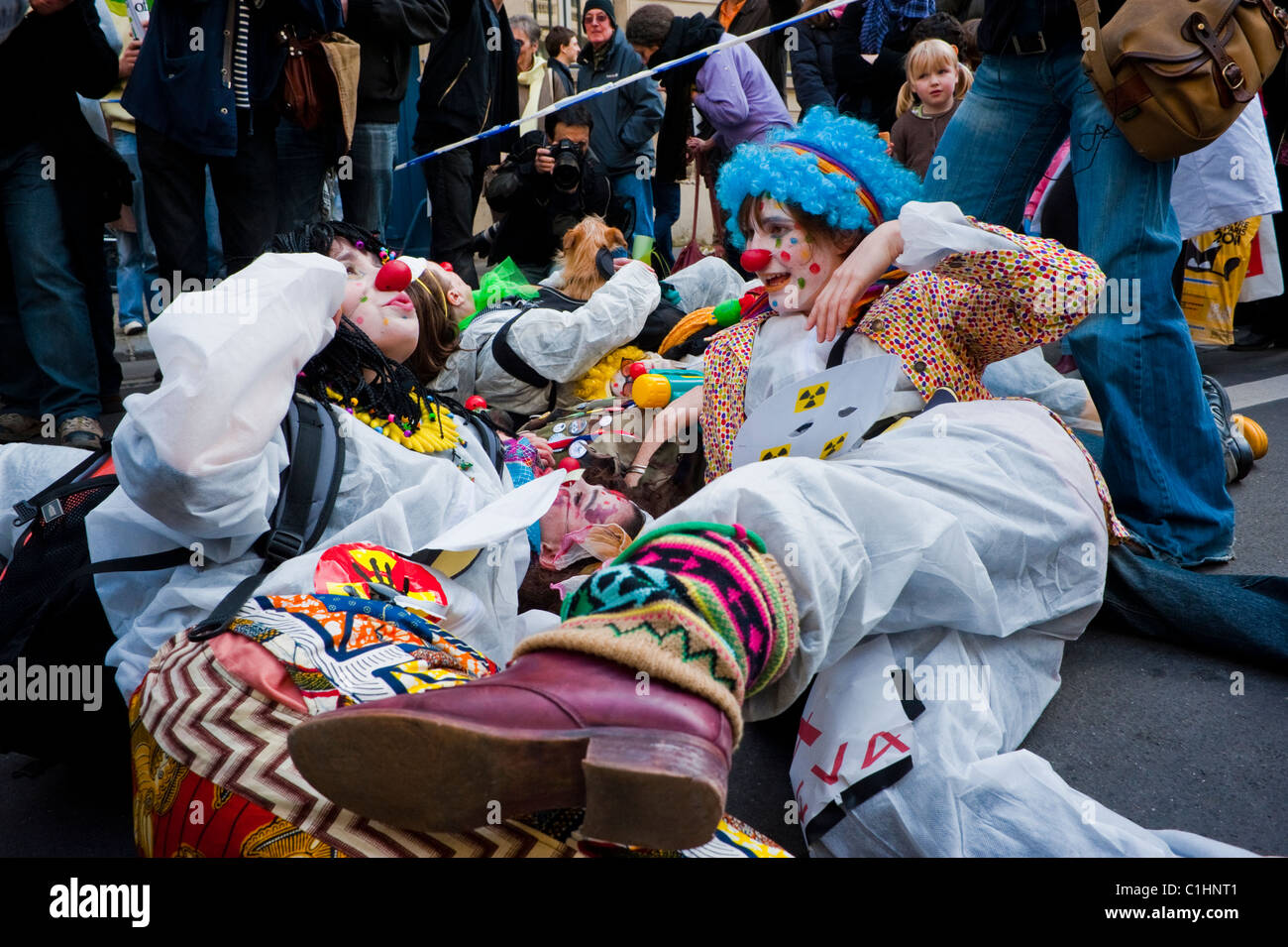 Parigi, Francia, Francese persone manifestano contro il nucleare, attivisti Clown Foto Stock