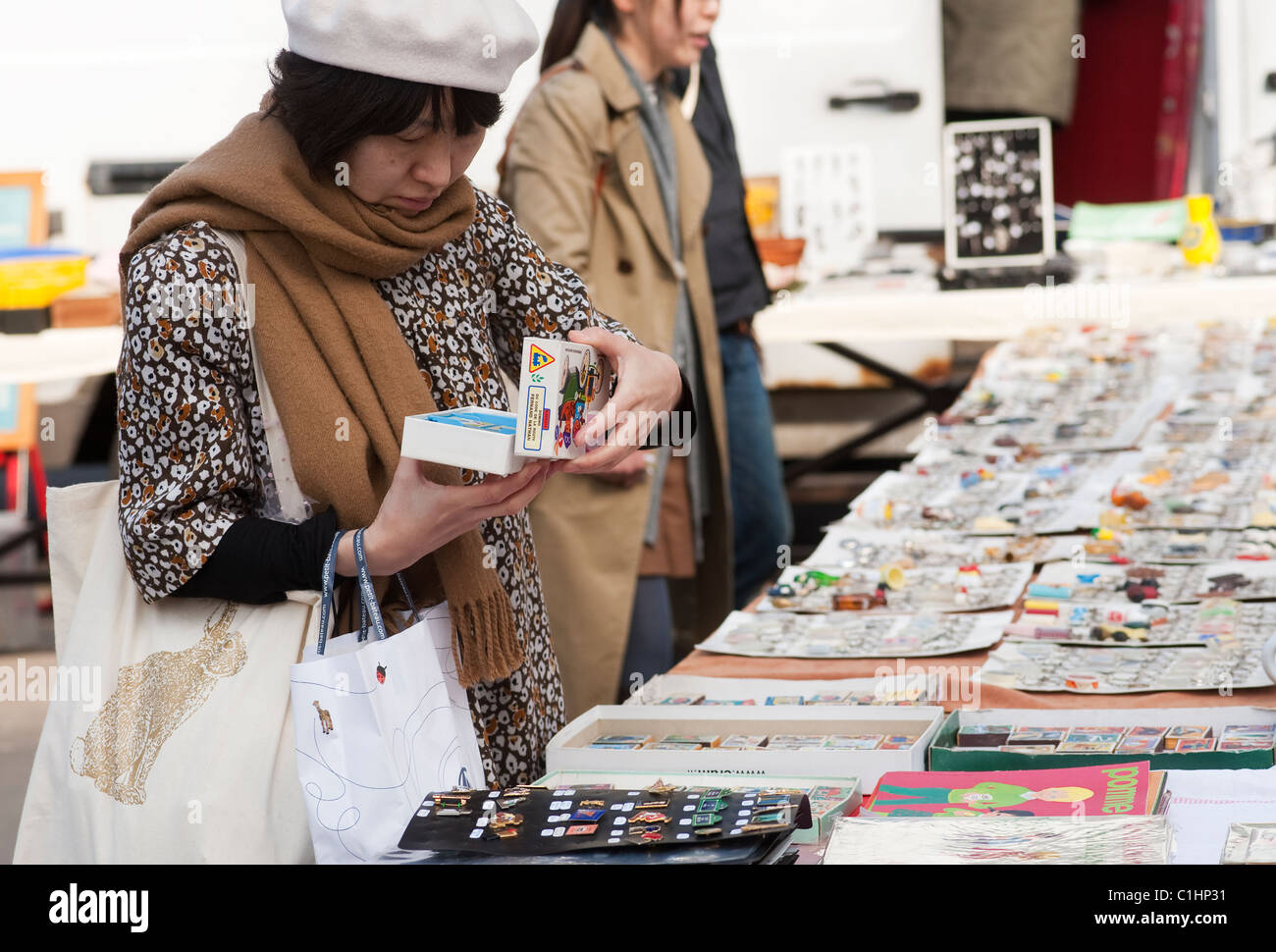 Una donna giapponese in un mercato delle pulci a Parigi Foto Stock